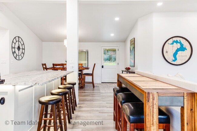Building Photo - Fully furnished and stocked Single Level H...