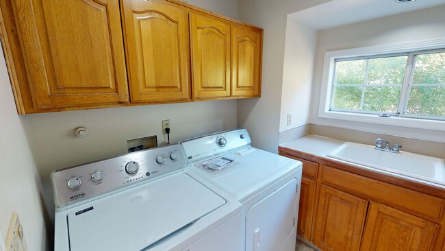Building Photo - Prime Mountain Park Location! Minutes to D...