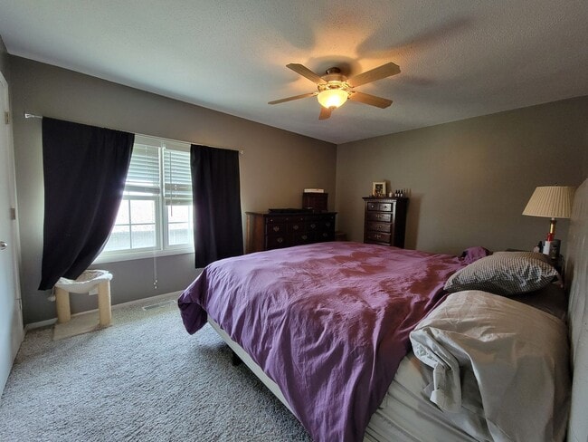 Building Photo - Great 2-level on Champaign Outskirts
