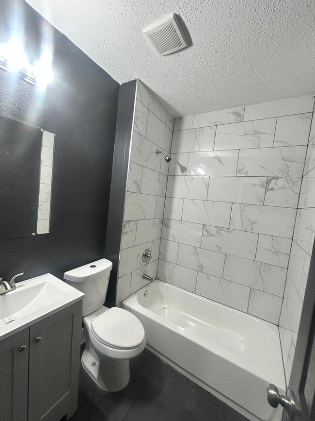 Building Photo - 697 N Holmes St