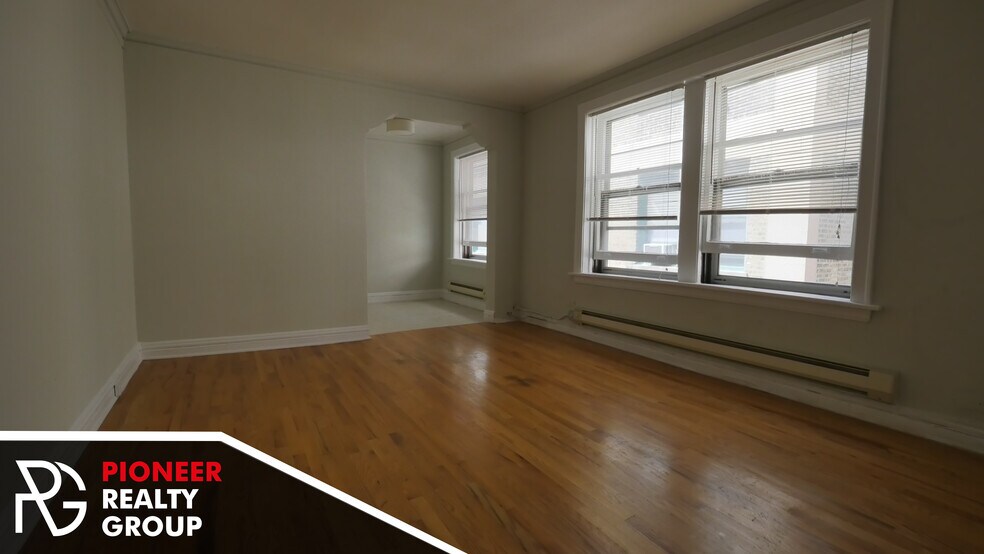 Building Photo - 429 W Roscoe St