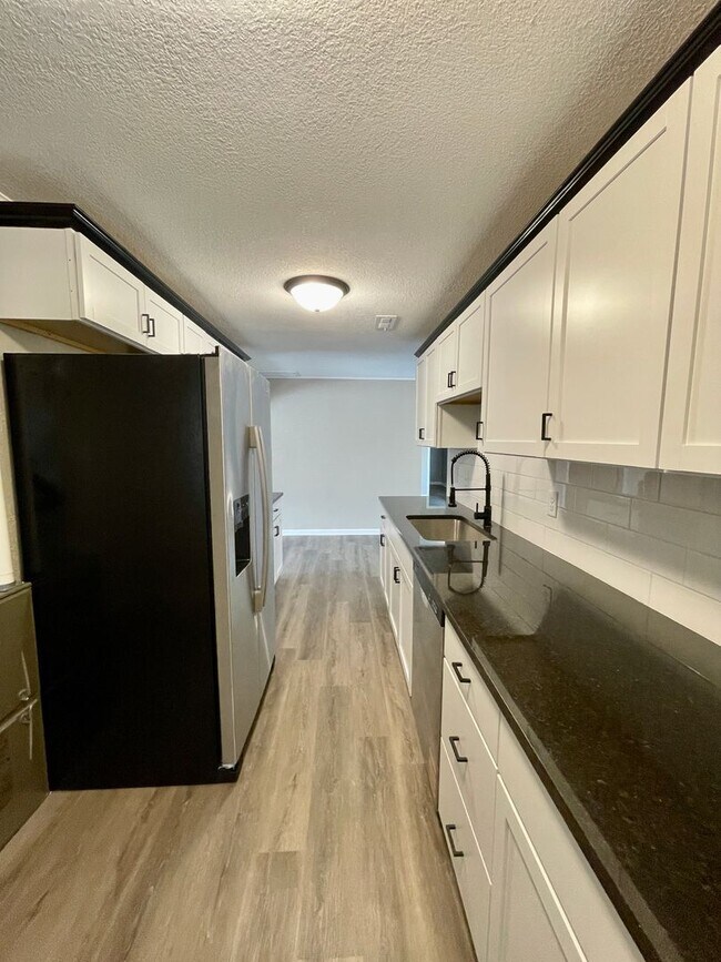 Building Photo - Large 3 Bedroom Remodeled Home