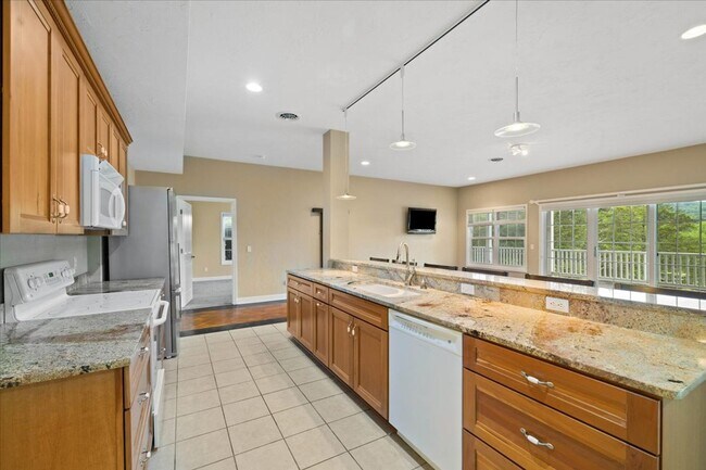 Building Photo - Bright and Spacious Home on Cascades Rd