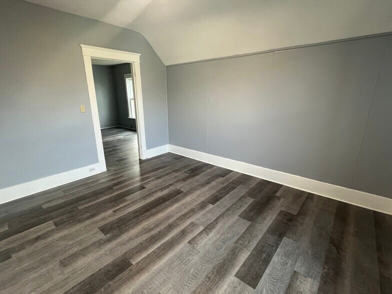 Building Photo - 423 E 16th St