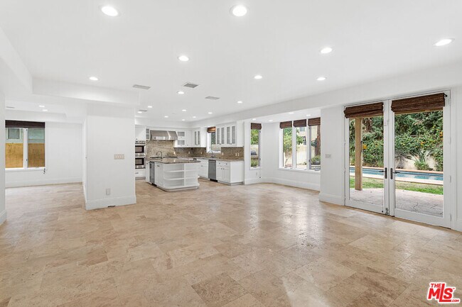 Building Photo - 4510 Tyrone Ave