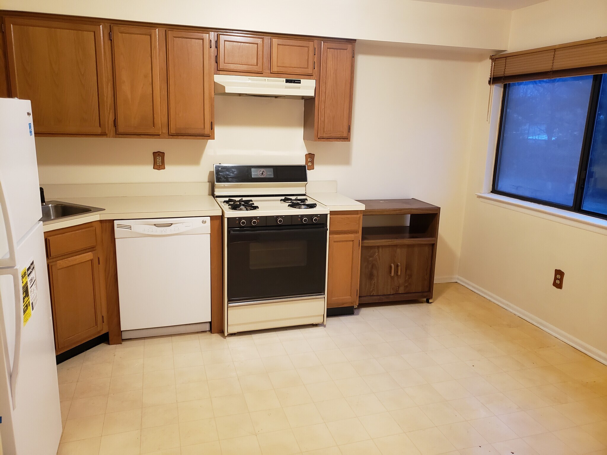 Kitchen - Picture 1 - 3716 Birchwood Ct