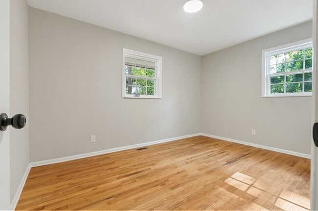 Building Photo - 852 N May St