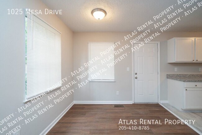 Building Photo - 1025 Mesa Dr