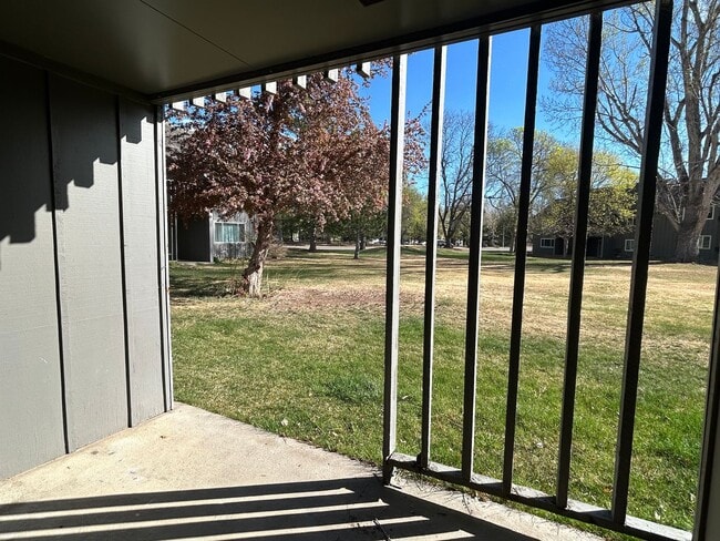 Building Photo - Updated 2 Bedroom Condo in Central Fort Collins - Available Now