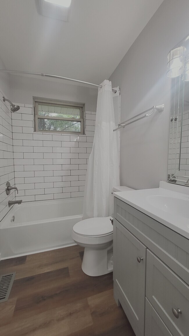 Building Photo - 910 Rexdale Dr