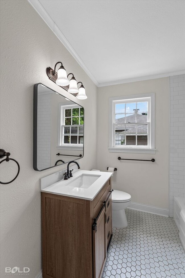 Building Photo - Remodeled...Ready for tenant!!!