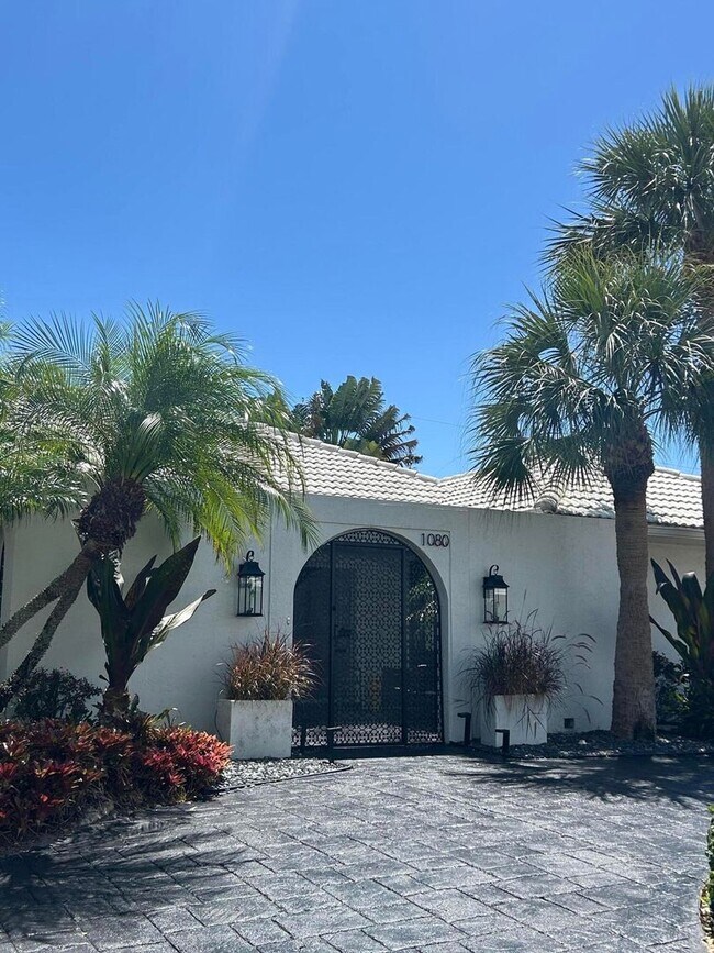 Building Photo - 1080 Walnut Terrace