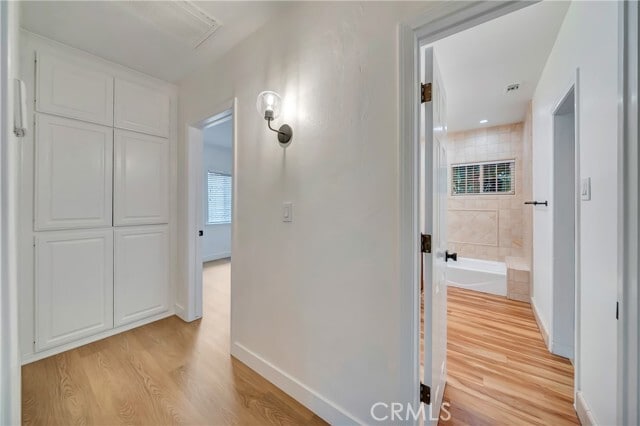 Building Photo - 546 S Beachwood Dr