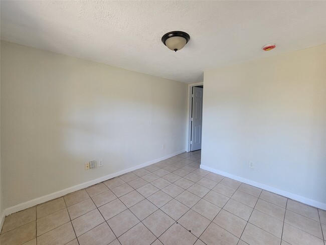 Building Photo - 733 Zoe St