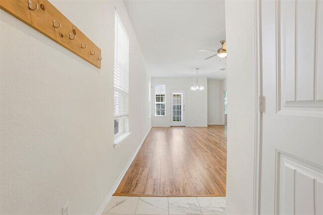 Building Photo - 128 Holstein St
