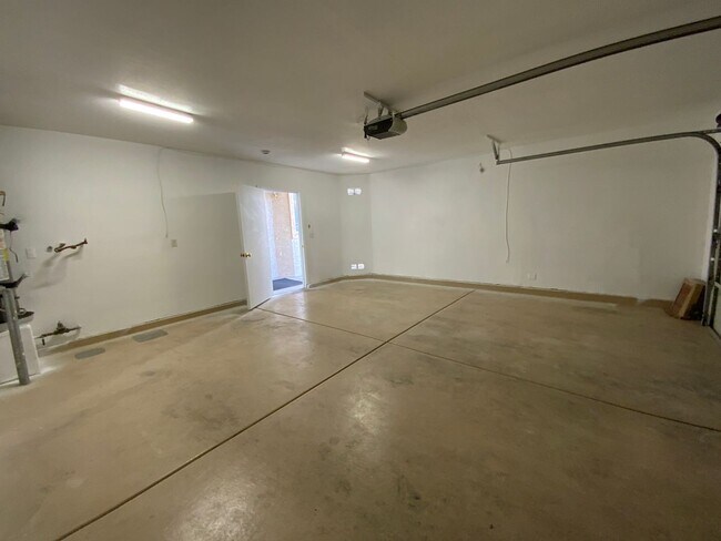 Building Photo - 855 N Stephanie St