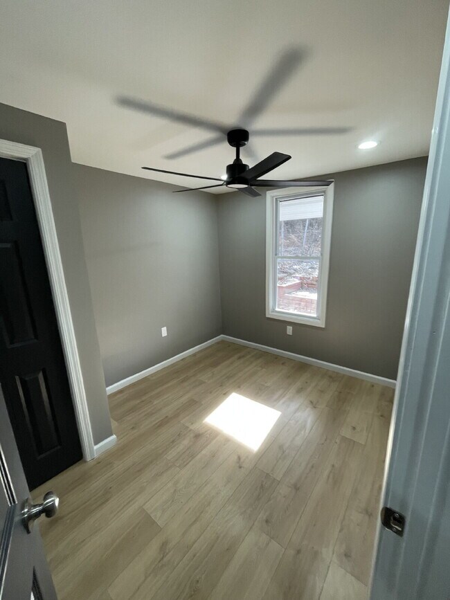 Building Photo - 4 Bedroom 2 bath new Renovation in West Mifflin