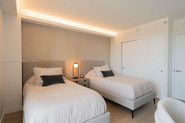 Building Photo - 20505 E Country Club Dr