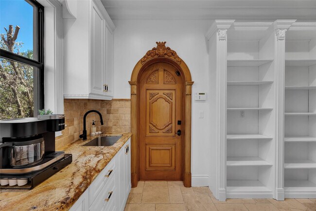 Building Photo - 1011 Rhodes Villa Ave