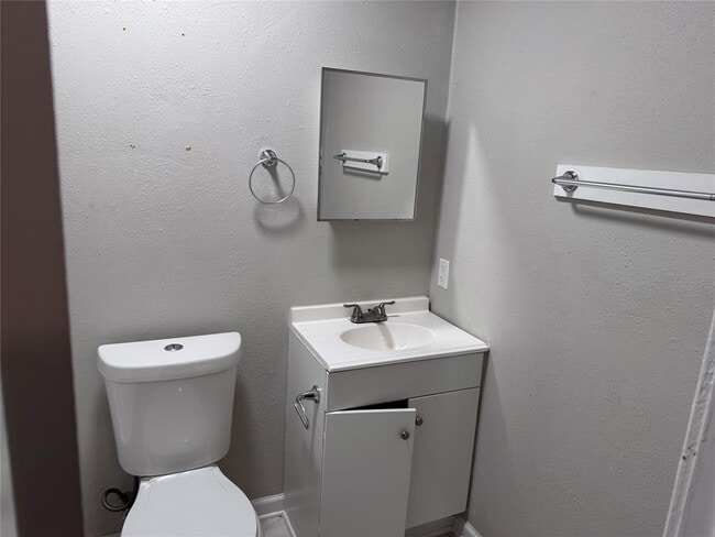 Building Photo - 901 Parmer Ave