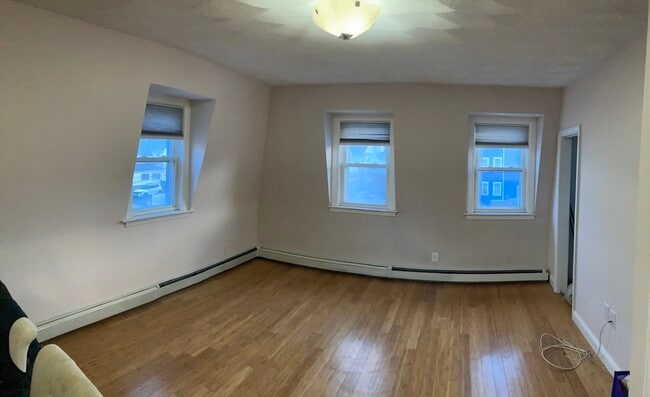 Building Photo - 4 Charles St