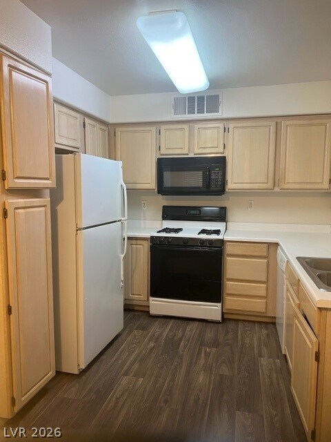 Building Photo - 5710 E Tropicana Ave