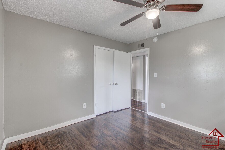 Building Photo - 4910 NW Pollard Ave