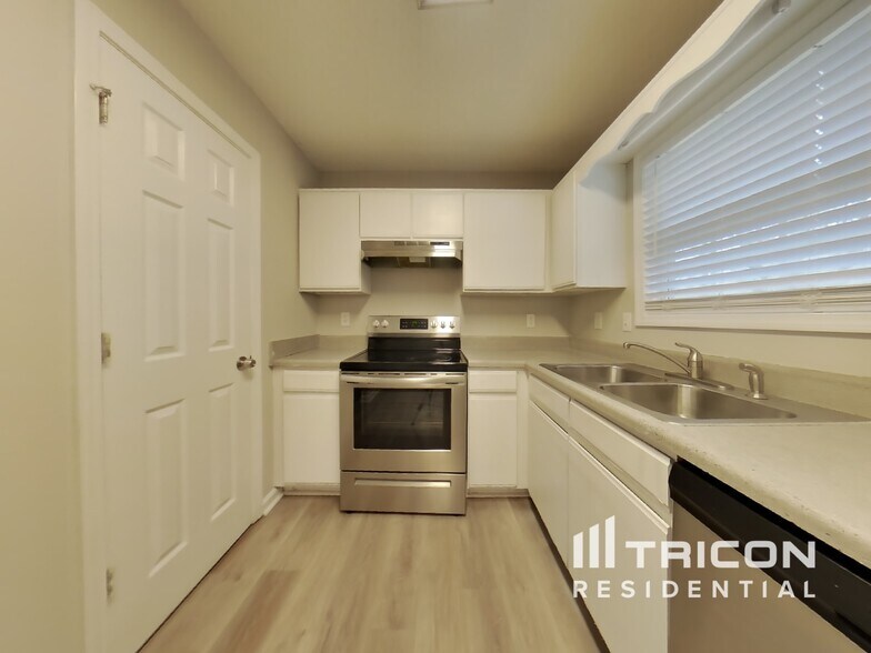 Building Photo - 372 River Trace Dr