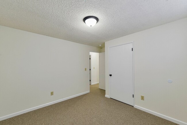 Building Photo - Remodeled  House - 4 Bed 2 Bath - Renton