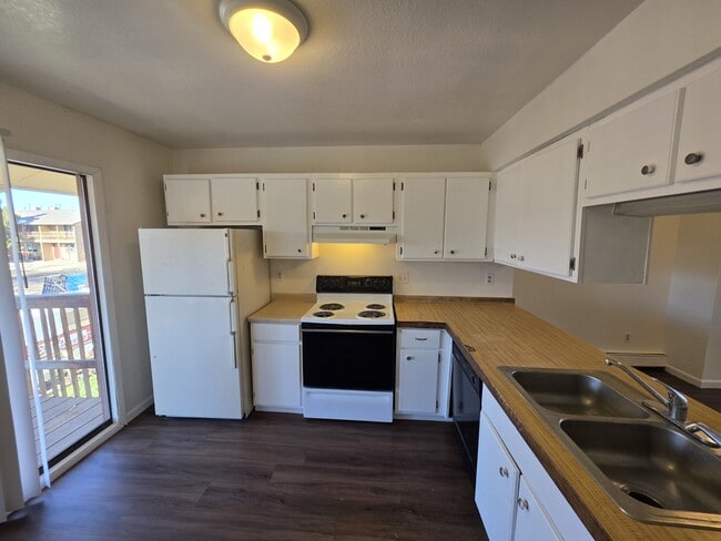 Building Photo - 487 Tracy Dr