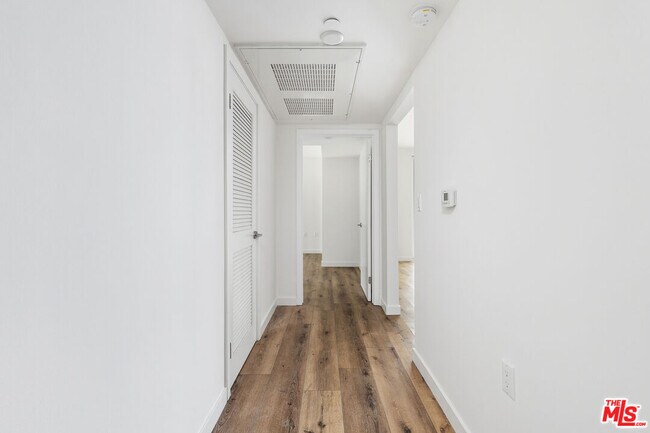 Building Photo - 5229 Willowcrest Ave