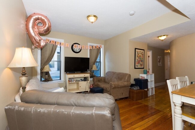 Building Photo - 4-Bedroom Apartment in Allston | 9/1 Move-In | Student Friendly