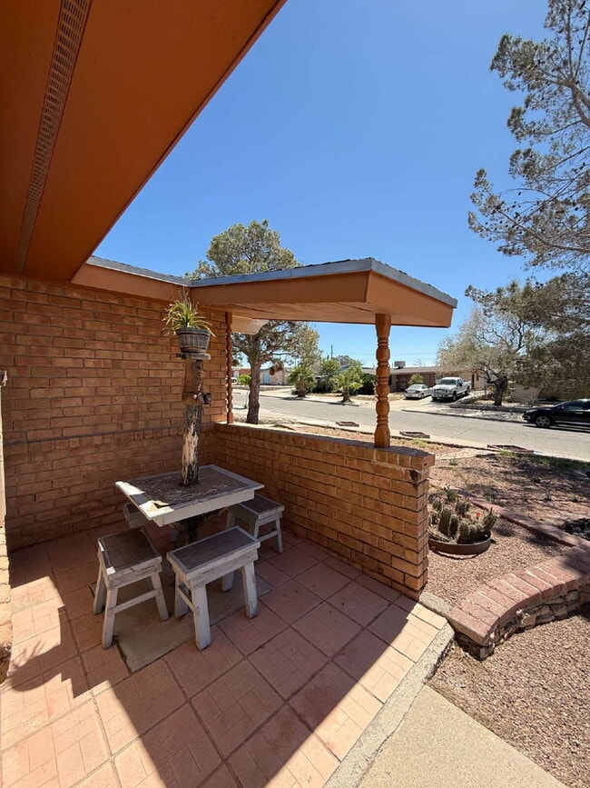 Building Photo - 10449 Chinaberry Dr