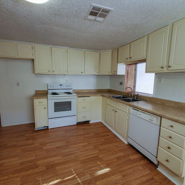Building Photo - 3 Bedroom home in Shawnee