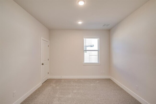 Building Photo - 2900 Miletto Dr