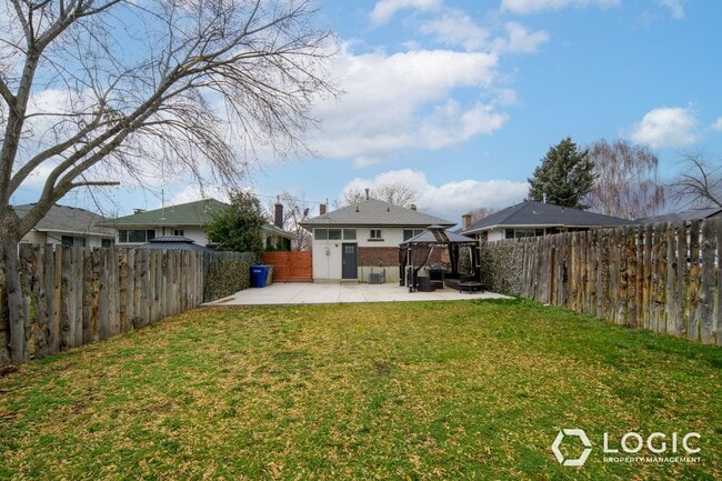 Building Photo - 2347 S Green St