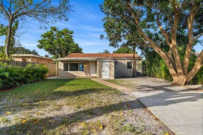 Building Photo - 2410 Coolidge St