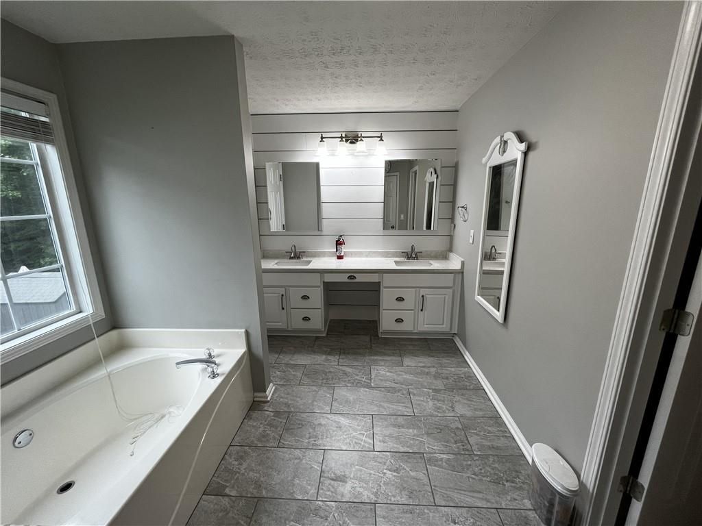 Building Photo - 2258 St Albans Pl