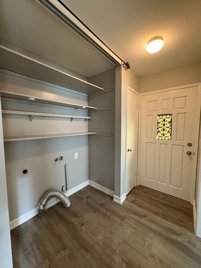 Building Photo - 425 Plum St