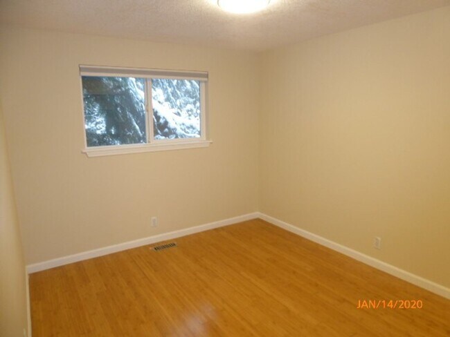 Building Photo - Charming 4 Bed 2 Bath Rambler in Sought After Neighborhood-Sammamish