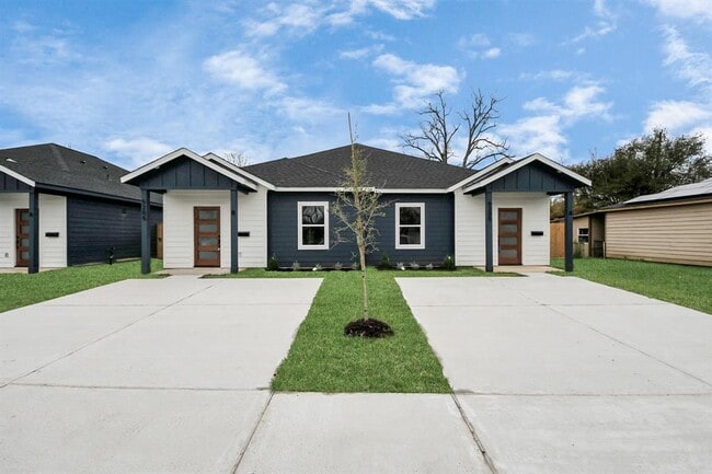 Primary Photo - 5205 Kenilwood Dr