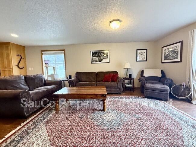 Building Photo - 60031 Ridgeway Loop