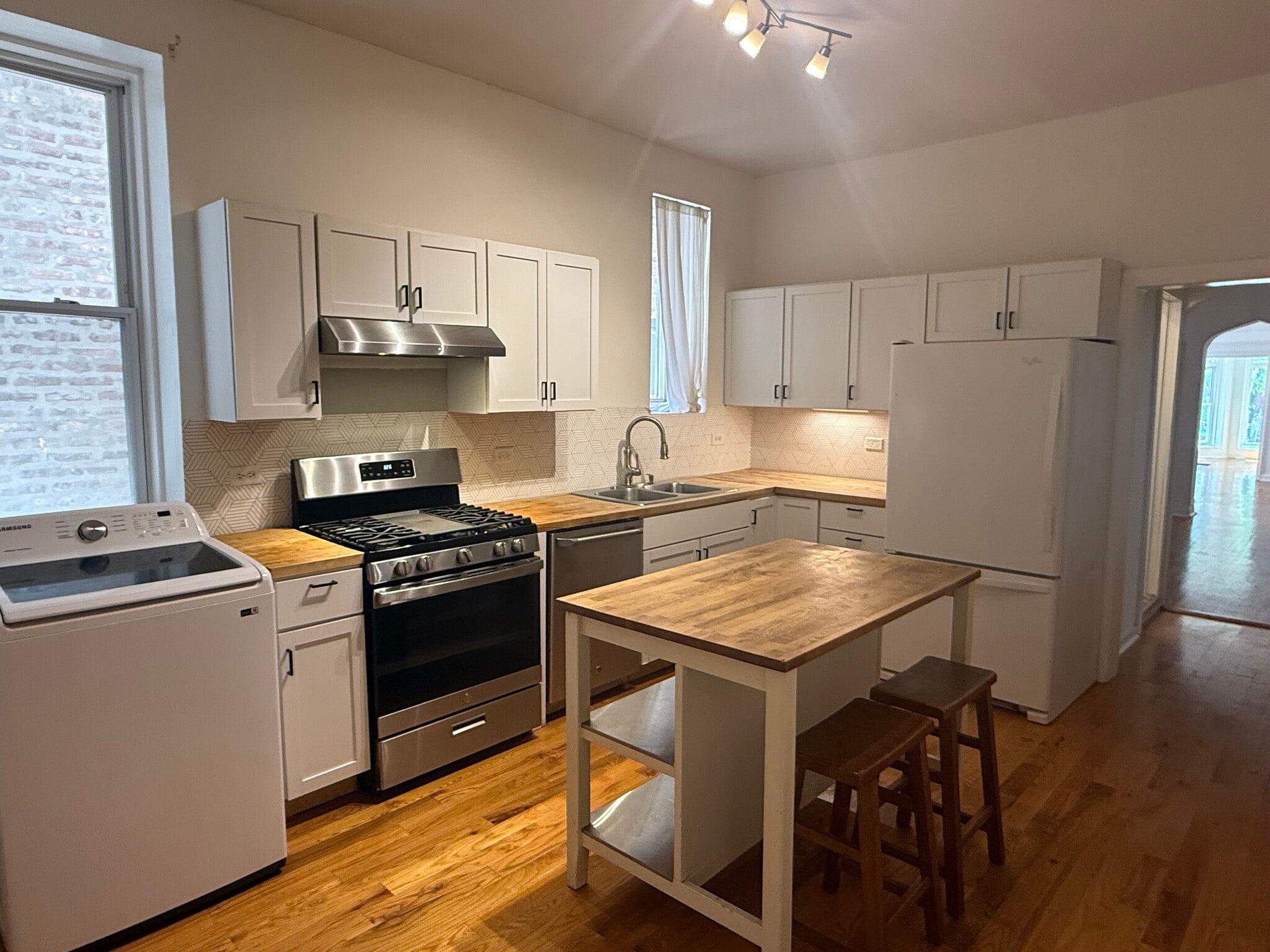 Big kitchen! - 3314 W Monroe St