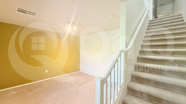 Building Photo - 2222 E Huntington Dr
