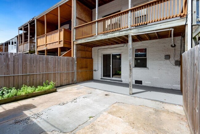 Building Photo - Available Now! 5 Minute Walk From Nats Par...