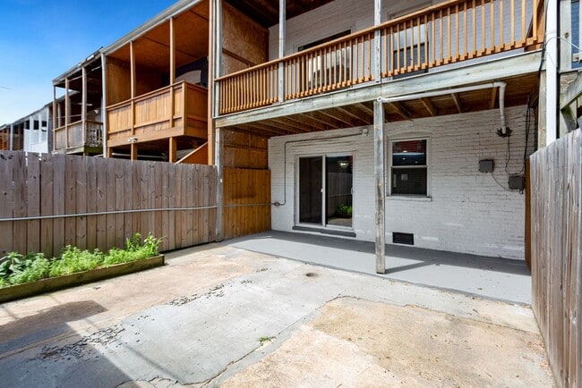 Building Photo - Available Now! 5 Minute Walk From Nats Park- 20 minute walk from Capitol Hill- 3 Bedroom 2.5 Bath...