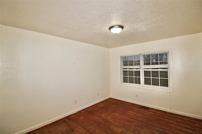 Building Photo - 2000 E Alameda St