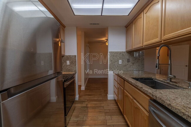 Building Photo - 2414 Shropshire Dr