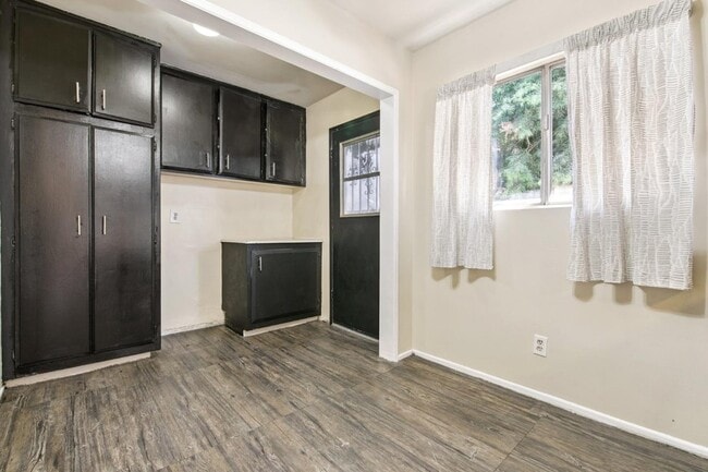 Building Photo - 6911 Bellaire Ave