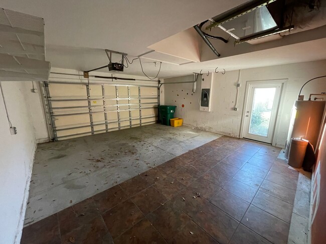 Building Photo - Spacious 3/2 in Quiet Neighborhood!